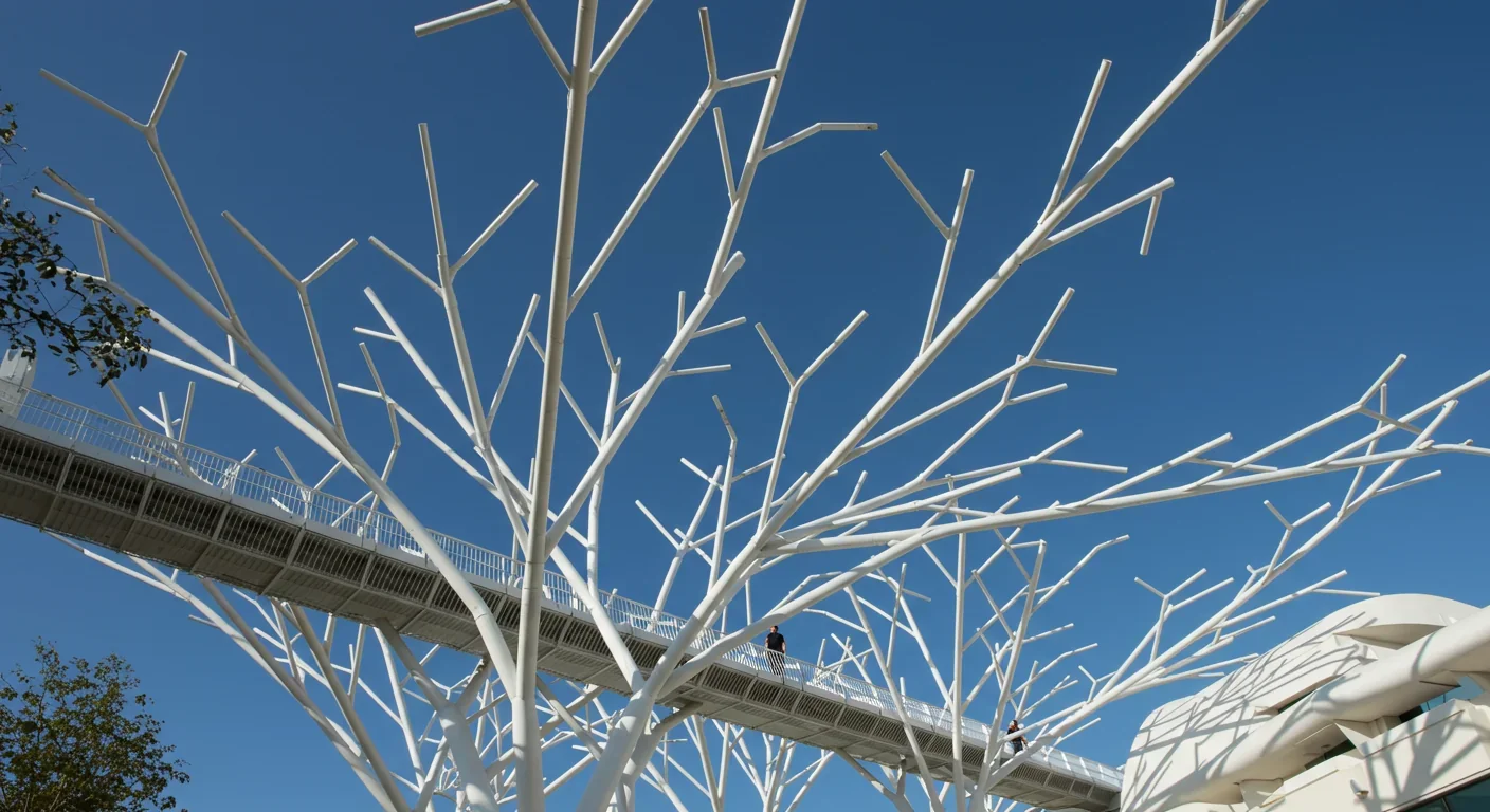 Modern architectural structure using fractal branching principles inspired by leaf vein optimization